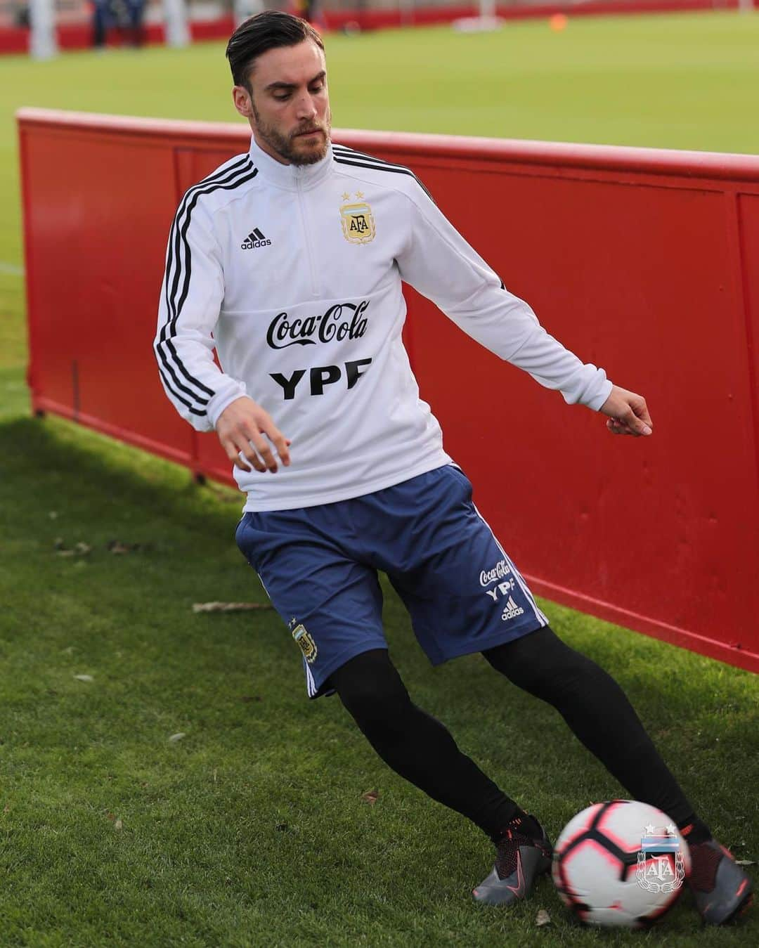 ニコラス・タグリアフィコさんのインスタグラム写真 - (ニコラス・タグリアフィコInstagram)「Último entrenamiento con @afaseleccion en Palma. Mañana de viaje para jugar el primer partido amistoso. 🇦🇷 Final training session with @afaseleccion in Palma. Tomorrow we travel for our first friendly.」11月14日 4時15分 - tagliafico3