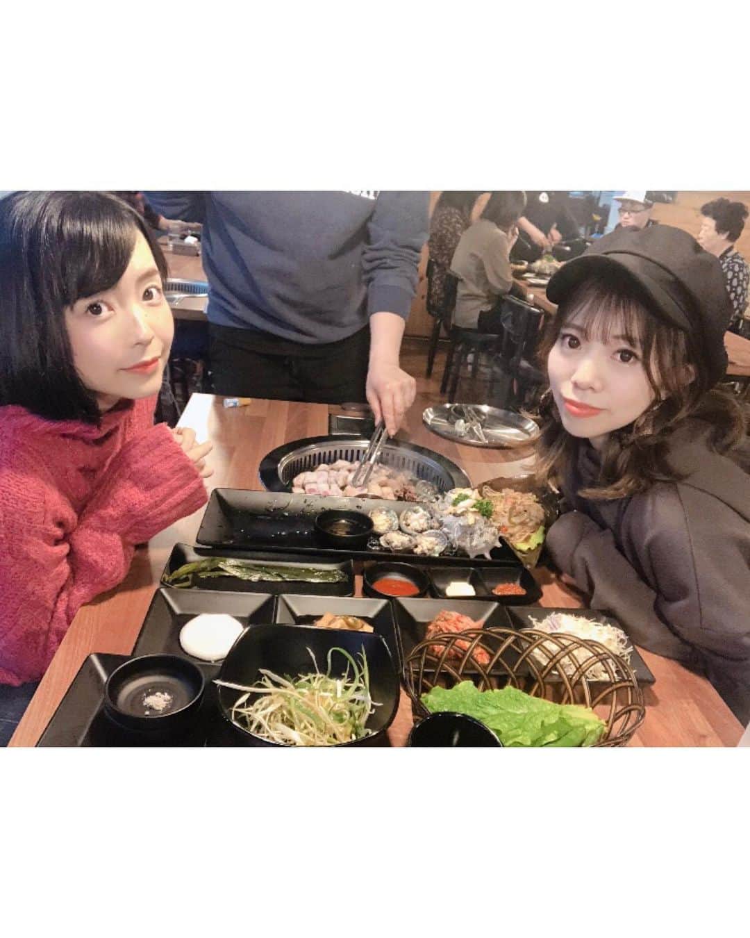 Ayuminさんのインスタグラム写真 - (AyuminInstagram)「🇰🇷チェジュ島旅行🇰🇷 エウォル海岸付近でチェジュ島名物の 黒豚サムギョプサルとアワビ🐷🐷🐷 海鮮も一緒になったセットでいただきました😍 . 焼いてもらえるのがありがたい🐷 韓国定番のおかずはおかわり自由制、セルフ。 . ばあキャベツ爆盛りで3回おかわりしてた可愛い👵🏻💓 . . #黒豚サムギョプサル#黒豚#エウォル海岸#エウォルカフェ#aewol #あゆはる旅行#済州島#チェジュ島 #韓国旅行#韓国#済州島#済州島旅行#チェジュ島旅行#チェジュ島グルメ#チェジュ島カフェ#タビショ#韓国女子旅」11月14日 4時26分 - ayumin0220