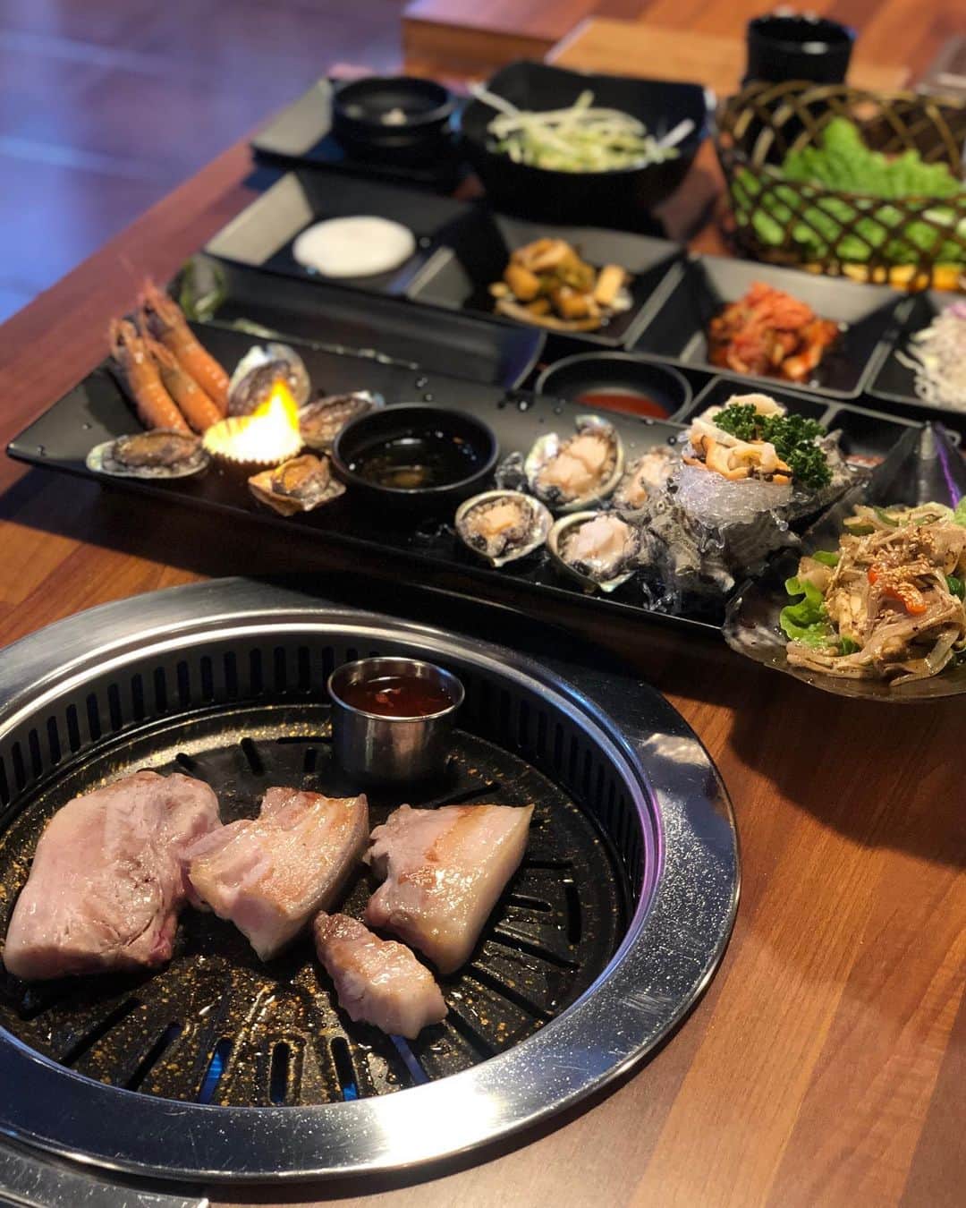 Ayuminさんのインスタグラム写真 - (AyuminInstagram)「🇰🇷チェジュ島旅行🇰🇷 エウォル海岸付近でチェジュ島名物の 黒豚サムギョプサルとアワビ🐷🐷🐷 海鮮も一緒になったセットでいただきました😍 . 焼いてもらえるのがありがたい🐷 韓国定番のおかずはおかわり自由制、セルフ。 . ばあキャベツ爆盛りで3回おかわりしてた可愛い👵🏻💓 . . #黒豚サムギョプサル#黒豚#エウォル海岸#エウォルカフェ#aewol #あゆはる旅行#済州島#チェジュ島 #韓国旅行#韓国#済州島#済州島旅行#チェジュ島旅行#チェジュ島グルメ#チェジュ島カフェ#タビショ#韓国女子旅」11月14日 4時26分 - ayumin0220