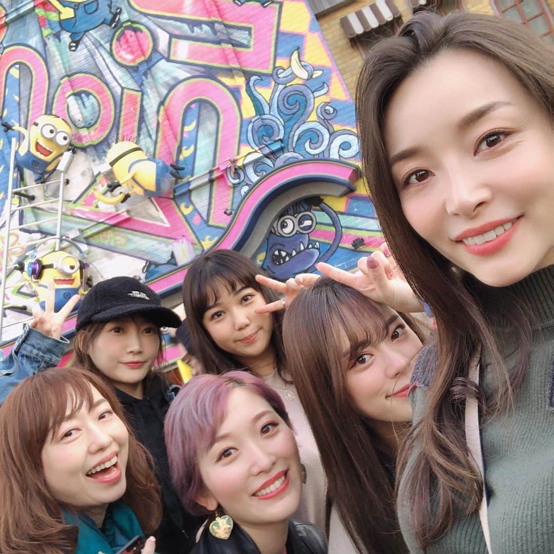 のインスタグラム：「学生ぶり？のUSJ🌍 集合写真沢山あって修学旅行気分😚✨楽しかった！ . にしてもフライングダイナソーは凄かった！私は空を飛んだ🤦🏻‍♀️🦅絶叫苦手だけど、頭から突っ込んだ方がイケる、新しい発見！！この世のジェットコースター全部頭から飛ばして欲しい。 #みんな是非乗って . . . #大人の修学旅行#女子旅#大阪観光」