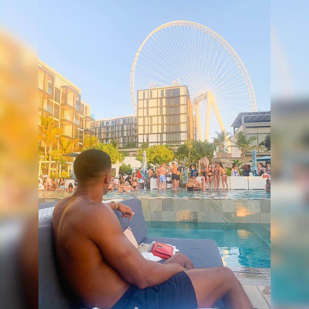 スコット・シンクレアのインスタグラム：「...Life is like a Ferris wheel, enjoy the ride...! #dubai #kloudout #vibes #chilling」
