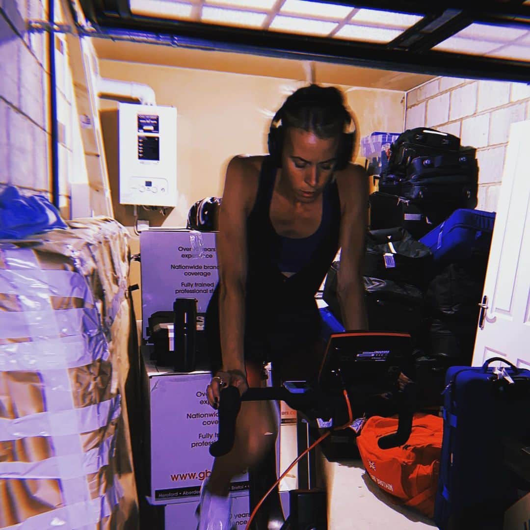 リンジー・シャープのインスタグラム：「I’ve been sitting on this post for a week...but today I thought fuck it. It’s too important not to share. The last few weeks have been a bit rough. Last week I had surgery to remove cells which came back today as pre cancerous. A smear test, lead to a biopsy which lead to surgery. I have to take it easy for a few weeks but I’m getting there and...health takes precedence. If I hadn’t gone for a smear test I wouldn’t have been able to catch this before it developed any further. Please please please go and get a smear test 😫 ...it takes 5 minutes. If sharing this encourages even one of you ladies to go then it will be worth sharing 💕🙏🏼」