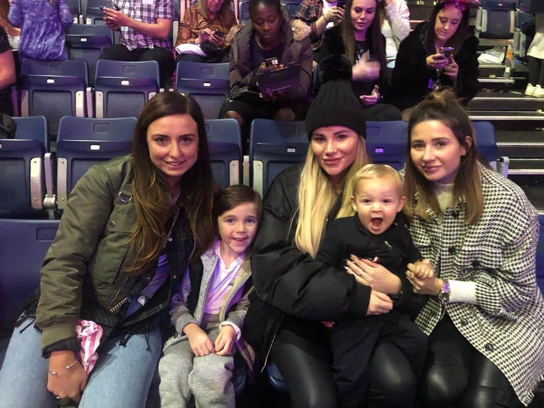 ジョージア・コウソウロウのインスタグラム：「Having so much fun @disneyonice 🥰 if you have children I deffo recommend it 🙏🙏🙏🙏」