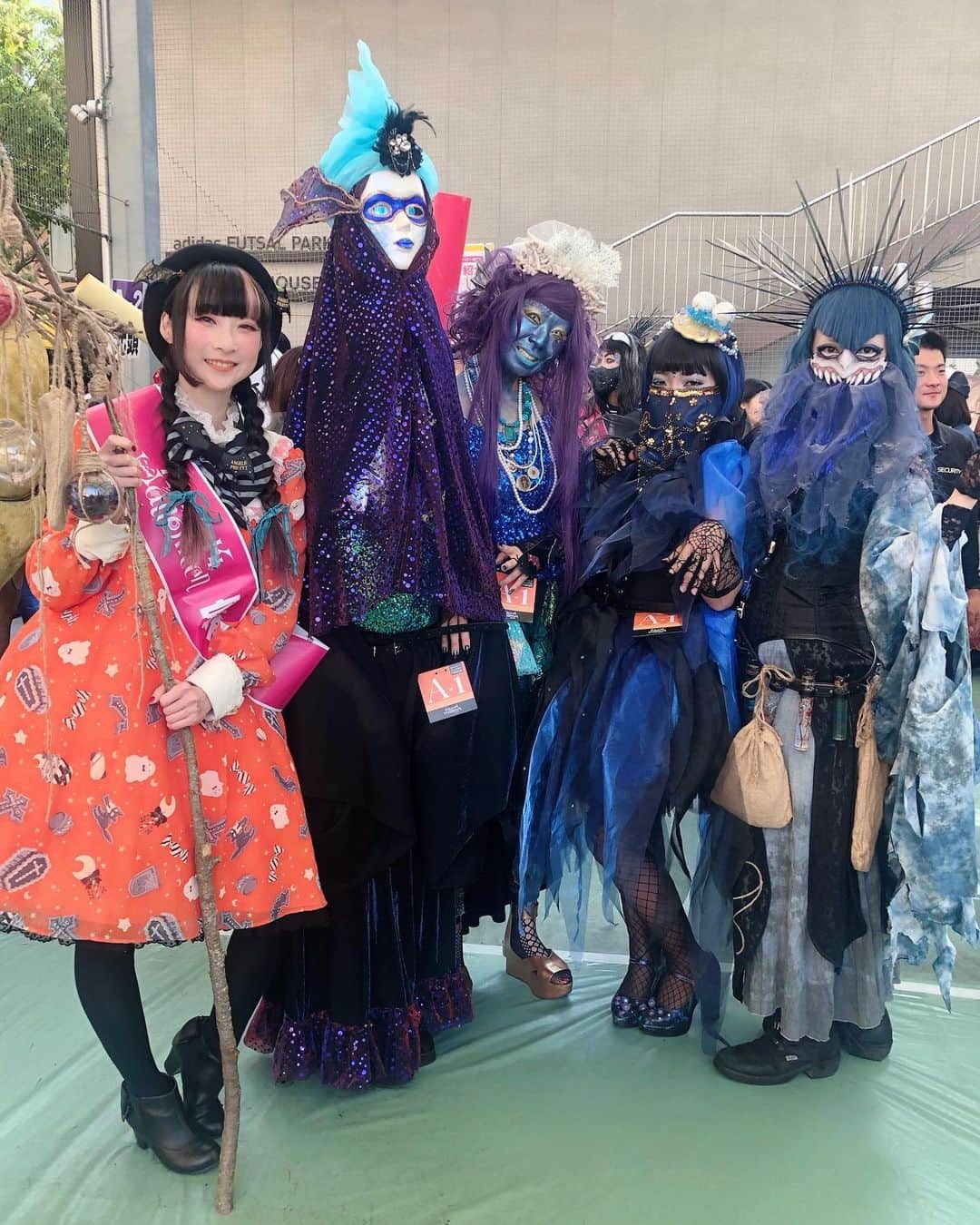 RinRinさんのインスタグラム写真 - (RinRinInstagram)「Some of the amazing costumes at Kawasaki Halloween event where I was one of the judges~ 🥰 今年カワハロで審査員として参加してました〜ステキなコスチュームいっぱい！すごく楽しかった〜🥰 . . Wearing: #angelicpretty . . 👉🏻 #rinrinhalloween . . #rinrindoll #halloween #halloween2019 #japanhalloween #カワハロ #ハロウィン #kawasaki #川崎」11月14日 4時53分 - rinrindoll