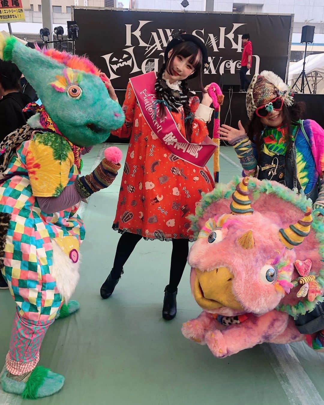 RinRinさんのインスタグラム写真 - (RinRinInstagram)「Some of the amazing costumes at Kawasaki Halloween event where I was one of the judges~ 🥰 今年カワハロで審査員として参加してました〜ステキなコスチュームいっぱい！すごく楽しかった〜🥰 . . Wearing: #angelicpretty . . 👉🏻 #rinrinhalloween . . #rinrindoll #halloween #halloween2019 #japanhalloween #カワハロ #ハロウィン #kawasaki #川崎」11月14日 4時53分 - rinrindoll