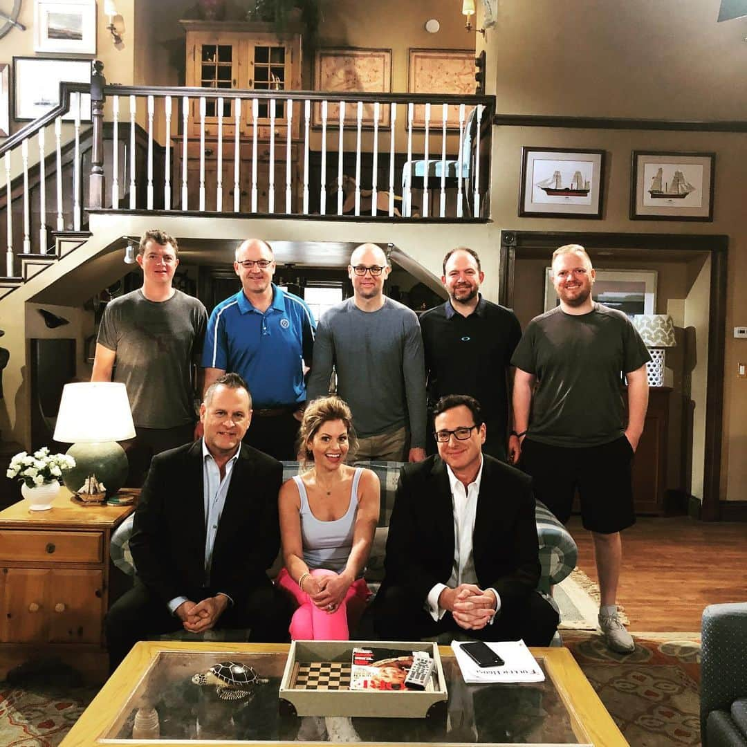 デイブ・クーリエさんのインスタグラム写真 - (デイブ・クーリエInstagram)「On a rare day off, the @detroitredwings coaches visit our @fullerhouse set @warnerbrostv #fullerhouse #detroitredwings #lgrw #cutitout」11月14日 5時07分 - dcoulier