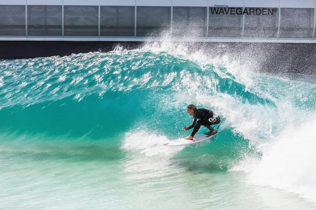 ニッキ・バン ダイクのインスタグラム：「Sillllllllllllyyyyy amounts of fun @urbnsurf」