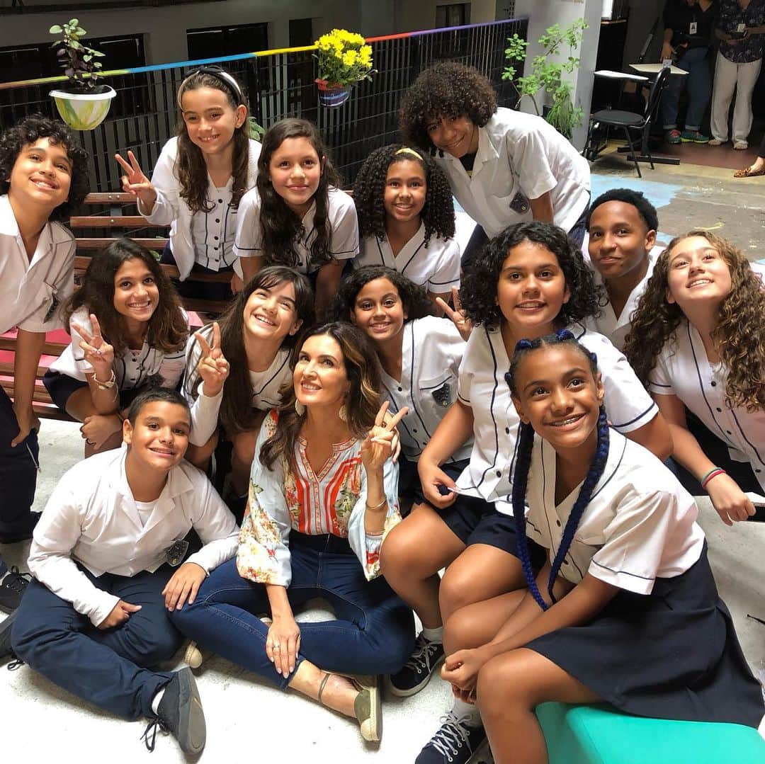 ファチマ・ベルナルデスのインスタグラム：「Dia de gravação no colégio em que estudei. Sempre uma emoção voltar ao CPII. Em breve, no #encontrocomfatima. #papinhocabeça」