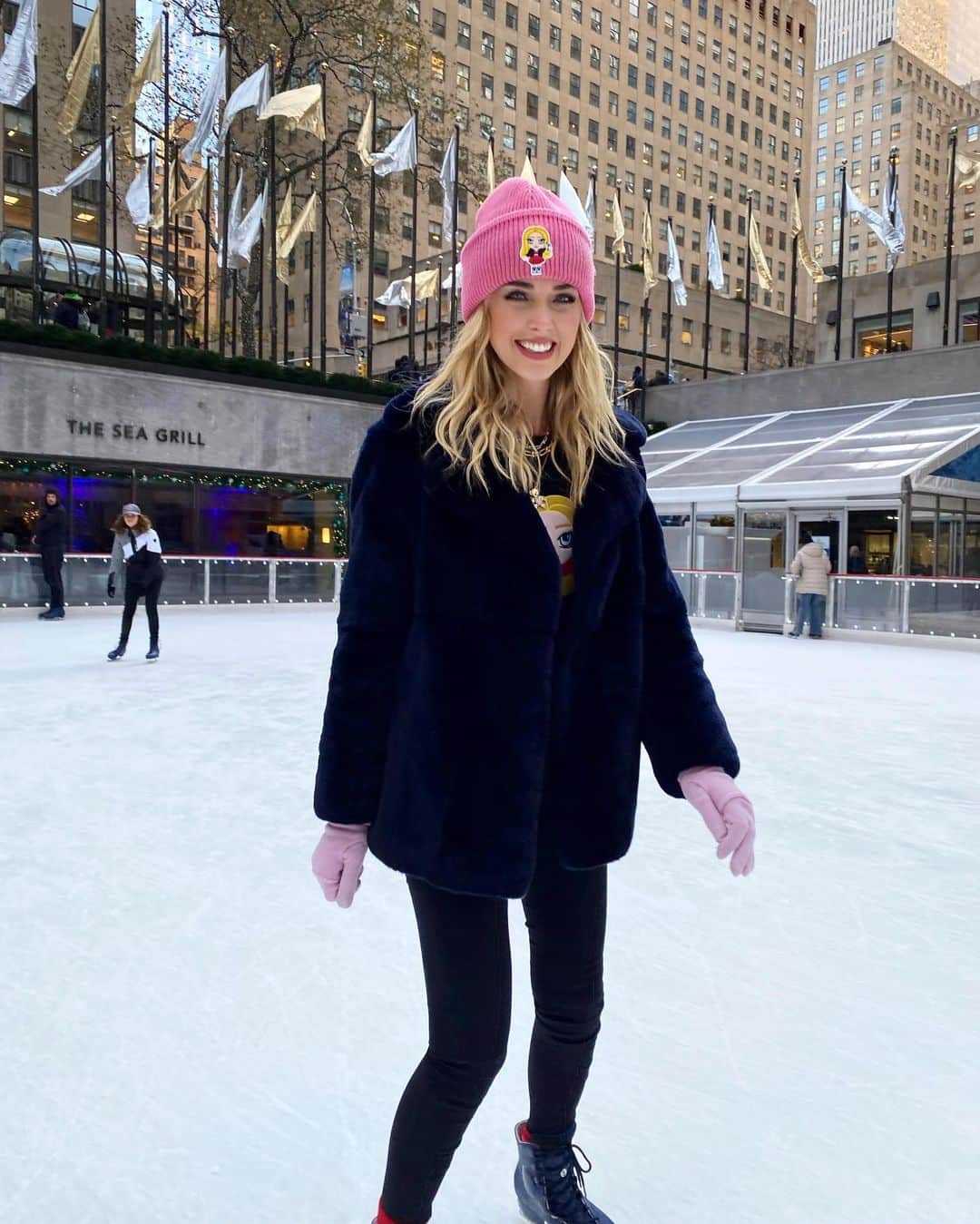 キアラ・フェラーニさんのインスタグラム写真 - (キアラ・フェラーニInstagram)「Ice skating at Rockefeller Center: Instagram vs. reality 🤣🤣🤣」11月14日 6時00分 - chiaraferragni