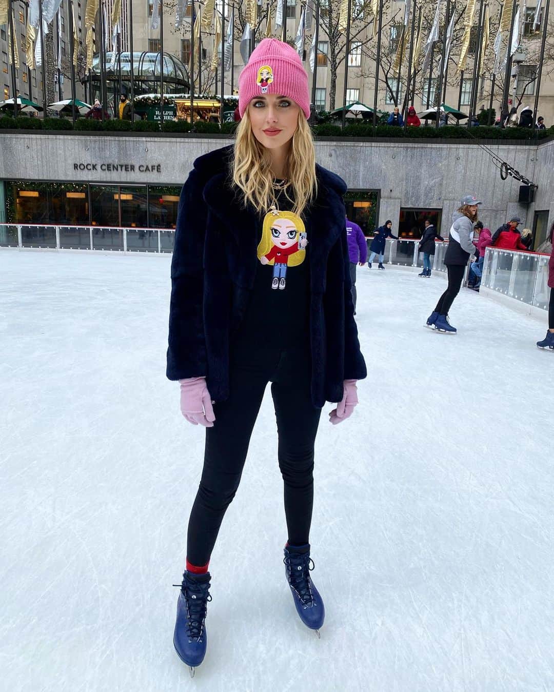 キアラ・フェラーニさんのインスタグラム写真 - (キアラ・フェラーニInstagram)「Ice skating at Rockefeller Center: Instagram vs. reality 🤣🤣🤣」11月14日 6時00分 - chiaraferragni
