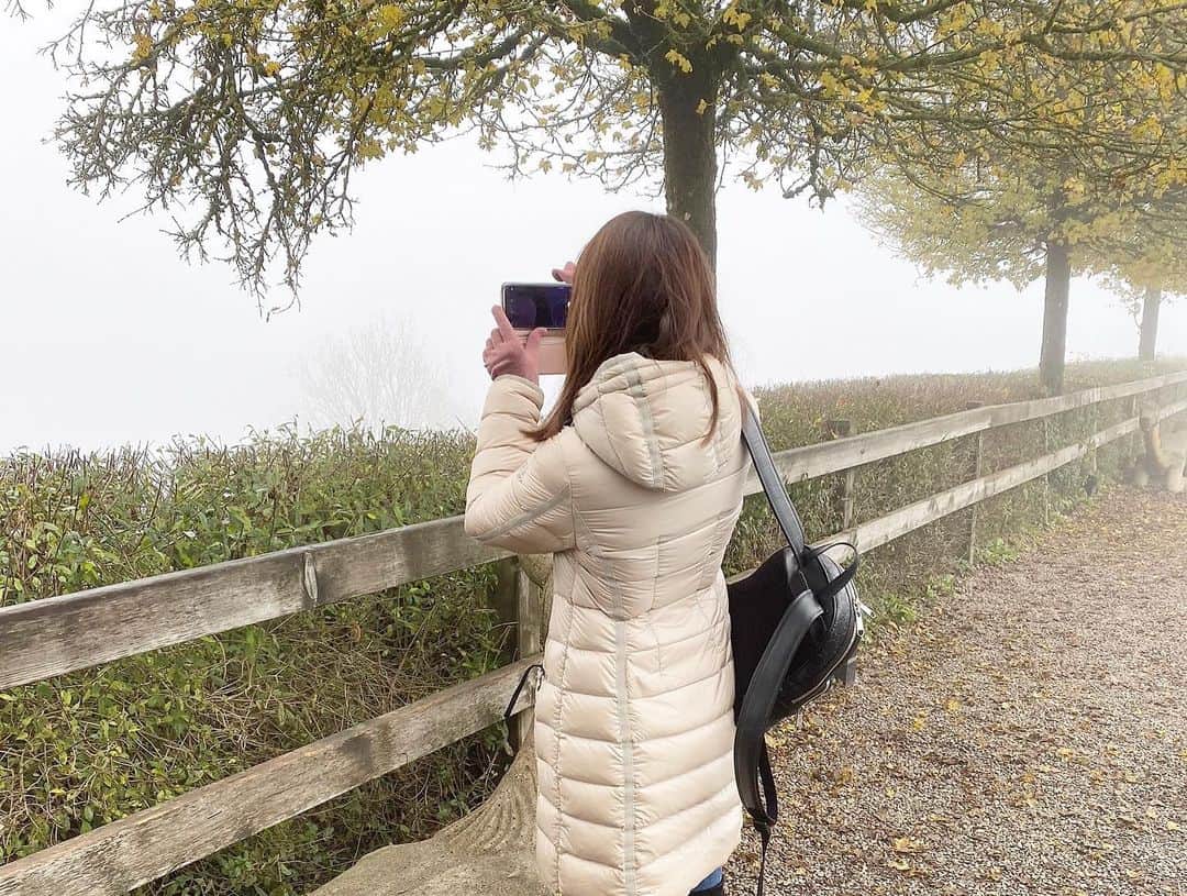 権田裕美さんのインスタグラム写真 - (権田裕美Instagram)「. チューリッヒを一望するべく山を登り。 結構歩いたかな？ 凍えながらついた山頂。 って？？霧かーーーーーーぃ！！(笑) . 思わず歌っちゃった キリキリマイキリキリマイ♫ って。同世代の人(わかる人)ーーー？🙋‍♀️ . . #スイス旅行#ユトリベルク#Uetliberg #母息子2人旅#チューリッヒ#チューリッヒ旅行#Zurich#switzerland#Swiss#🇨🇭」11月14日 6時15分 - yumigonda