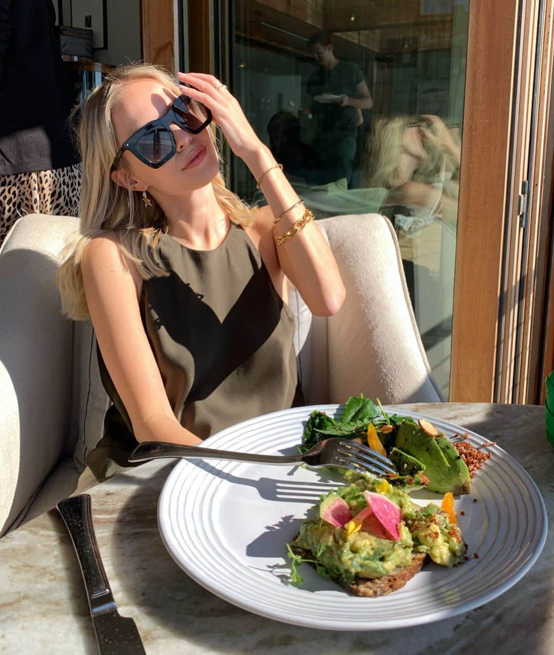 レオニー・ハンネさんのインスタグラム写真 - (レオニー・ハンネInstagram)「Food LA - you guys asked for it! 🧚‍♂️ Anzeige I’m finally working on a healthy restaurants around the world blog post with all my favourites wherever I go! These are some of my LA favs! I tagged the resto in the pics! 💚 1. Little Beach House, Malibu / Farm Malibu  2. Backyard Bowls  3. The Green Table Café 4. Café Gratitude  Not pictured but equally amazing: - Beaming (the vegan waffles & bowls!) - Real Food Daily (All Vegan: Pizza, bowls and the best proteins (the breaded saitan!!!) - Something Vegan (amazing curry!) - Butcher’s Daughter (my NY fav!) - Gracias Madre (when craving Mexican!) - Verve (for the best coffee!)」11月14日 6時21分 - leoniehanne