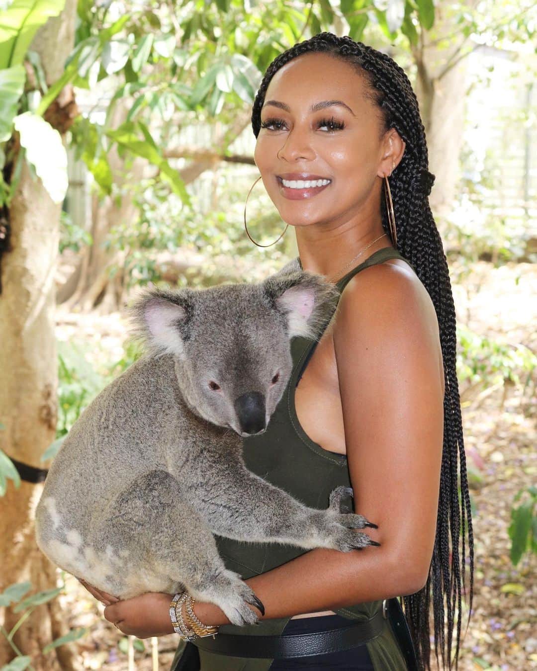 のインスタグラム：「He pooped. 🥴💩—no shit!!! View my IGTV to see the law of attraction in action. Having SUCH a great time in Australia...😑🤦🏾‍♀️🇦🇺」