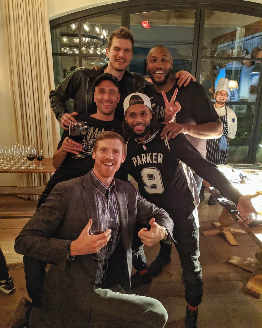 マヌ・ジノビリのインスタグラム：「🇺🇸One of the best parts of being a Spur for so long is having made friends like these! (And many other that couldn't come to the #MerciTony ceremony) 🇦🇷 Una de las mejores cosas de ser un Spur por tantos años es haber cosechado amistades como estas (y muchos otros que no pudieron venir el lunes)!」