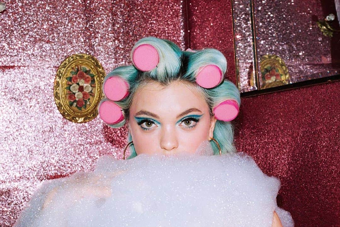HEY VIOLETのインスタグラム：「thinking about releasing a new version of clean on friday... what do y’all think👀🧼」