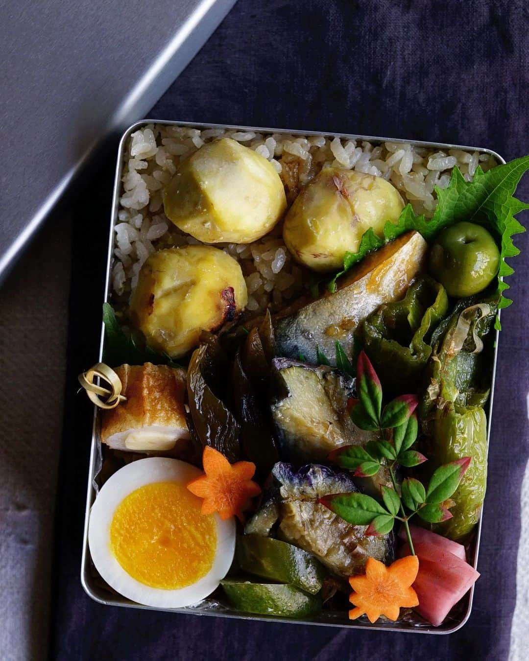 Ryoko Yunokiのインスタグラム：「+ + + Chestnut rice bento/栗ごはん弁当 . *Cooked chestnut rice *miso-simmered mackerel *deep-fried eggplant and bell pepper, marinated in dashi-flavor soy sauce and bonito flakes *dashi-simmered seaweed *hard-boiled egg *nukazuke pickled cucumber *pickled red radish *green olive . ＊栗ごはん ＊鯖の味噌煮 ＊茄子と万願寺唐辛子の揚げびたし、鰹節和え ＊茎ワカメの煮物 ＊ゆで卵 ＊胡瓜の糠漬け、赤蕪の漬物 ＊オリーブ + + + #bento #お弁当 #丸の内弁当 #f52grams #ステンレス弁当箱」