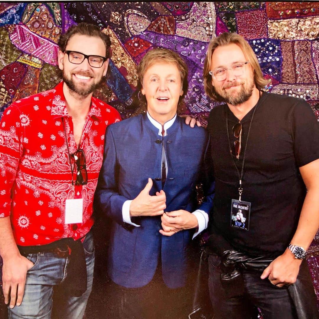 ヨアヒム・ローニングのインスタグラム：「Happy birthday, Andreas 🎂🥂🍾 Here we are with McCartney at the last concert on his previous tour - and what a fun night it was! Thanks for being my brother, my writing partner, my best man, my best friend - and the best uncle to my kids. Fun fact: we gave this pic to our father (also a die hard Beatles fan) who shrugged it off thinking we’d just gone to Madame Tussauds #hbd @ronningway 🎉🎉🎉」