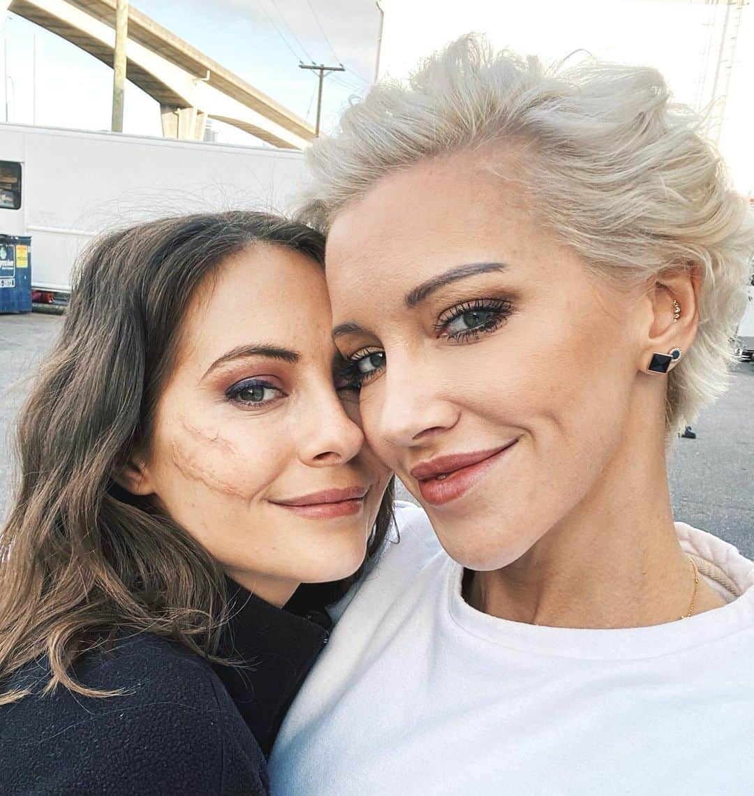 ケイティ・キャシディさんのインスタグラム写真 - (ケイティ・キャシディInstagram)「Our last day of filming #Arrow & here we are @willaholland the #OG ‘s .... I adore you little lady! ❤️」11月14日 7時31分 - katiecassidy