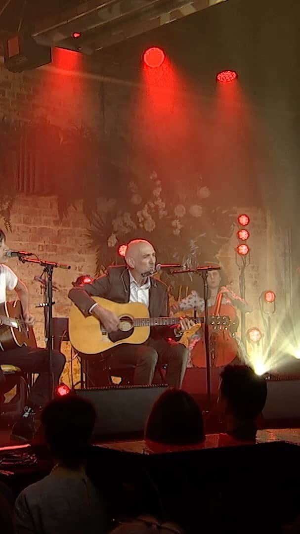 コートニー・バーネットのインスタグラム：「Thank you @paulkellyofficial for joining me on Charcoal Lane, written by the legendary @archieroachmusic ❤️❤️ Watch our full @mtvaustralia show this Sunday 17 Nov at 6:30pm」