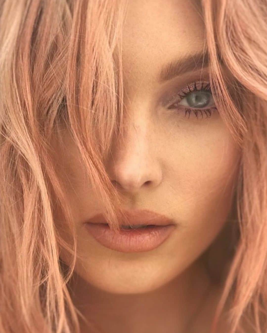 エルザ・ホスクさんのインスタグラム写真 - (エルザ・ホスクInstagram)「Miss my pink hair」11月14日 7時41分 - hoskelsa