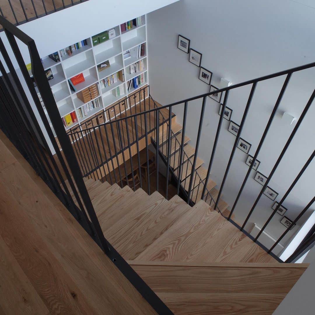 Horibe Associates co., ltd. さんのインスタグラム写真 - (Horibe Associates co., ltd. Instagram)「・ House in Higashisumiyoshi  吹抜けを回遊する階段  段板には木目の美しい無垢板を  ブログ更新しています。 プロフィールのリンクからご覧ください。  more⇨@horibeassociates  #architecture #建築家 #建築#マイホームメモ#マイホーム計画#マイホーム#新築##minimalism #minimalist#ミニマル#architect#architecturephoto#architecturephotografy#japanesehouse #japan #house#architecturelovers#архитектура#arquitetura#架构#架構 #architettura#Kiếntrúc#arquitectura#สถาปัตยกรรม#Architektur#Arkitektur＃stair＃stairs」11月14日 7時36分 - horibeassociates