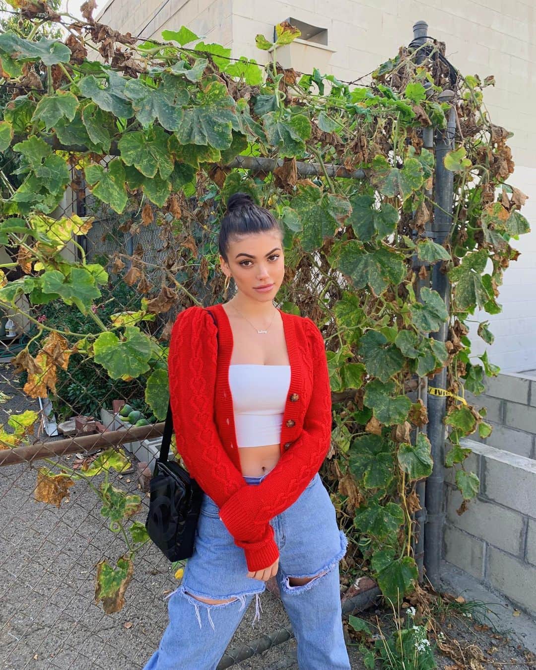 ケルシーのインスタグラム：「it’s starting to get cold out and i can’t tell if i love it or hate it @revolve」