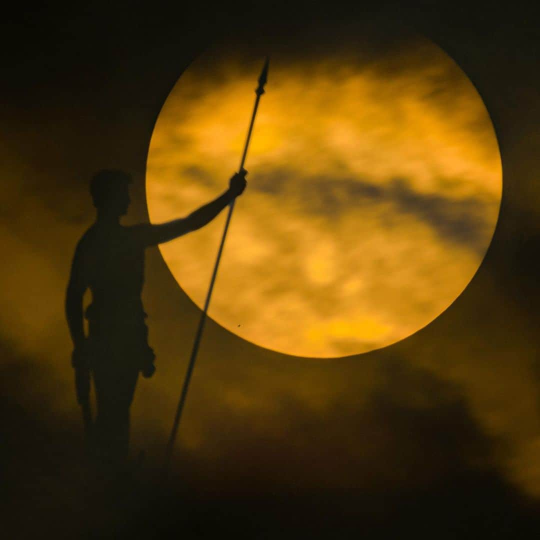 ナショナルジオグラフィックさんのインスタグラム写真 - (ナショナルジオグラフィックInstagram)「Photos and video by @babaktafreshi | A rare celestial sight beyond the visual limit of our eyes happened on November 11. The tiny disk of Mercury, the dot above the statue’s shoulder, traversed the sun's face during a five-hour transit. Mercury’s diameter is about the width of the continental U.S., roughly 40% of the Earth, and 285 times less than the sun's diameter. Swipe to see a time-lapse video and earlier view of the transit “first contact” through parting clouds in the city of Providence. The Independent Man bronze statue crowning the Rhode Island State House was framed in this super-telephoto capture, safely done by a solar filter on the lens. ⁣The next transit of Mercury happens in November 2032. #mercurytransit #astrophotography #providence #rhodeisland」11月14日 7時39分 - natgeo