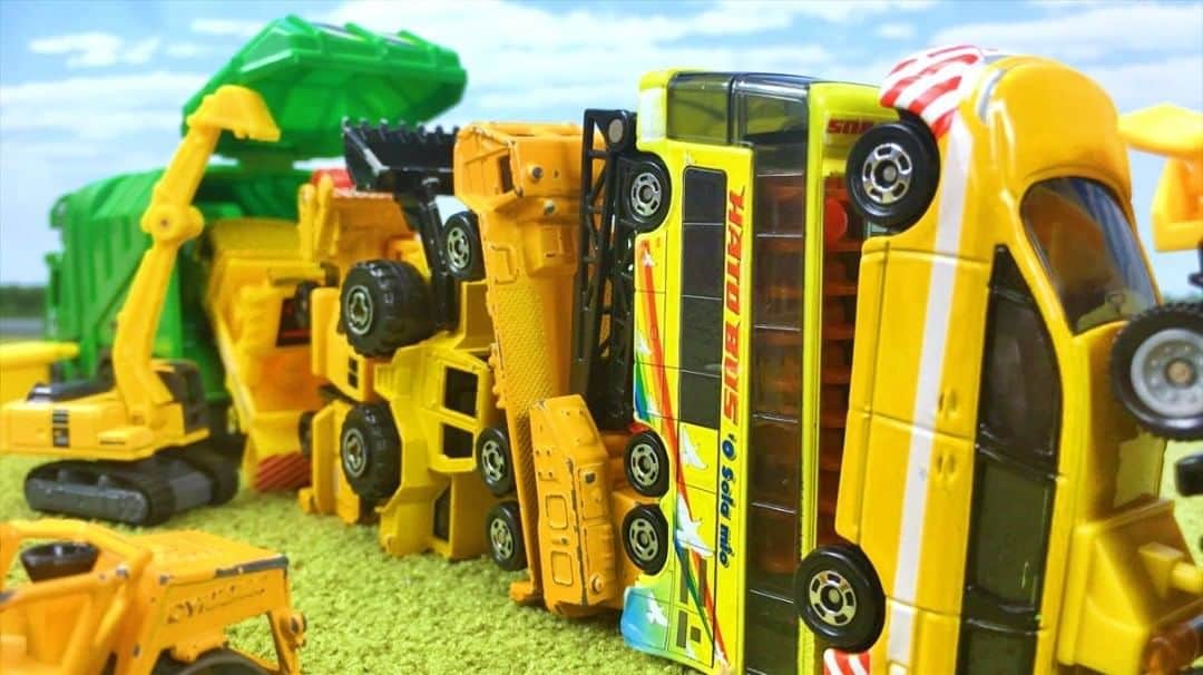ちびっこギズモのインスタグラム：「ゴミ収集車くんがクリスマスの歌に乗って 黄色い車の世界へやって来たヨ！  黄色の働く車は順番に並んで ゴミ収集車君に乗るよ。  お仕事に出発するよ！ （ちょっと強引な設定かな～！）」
