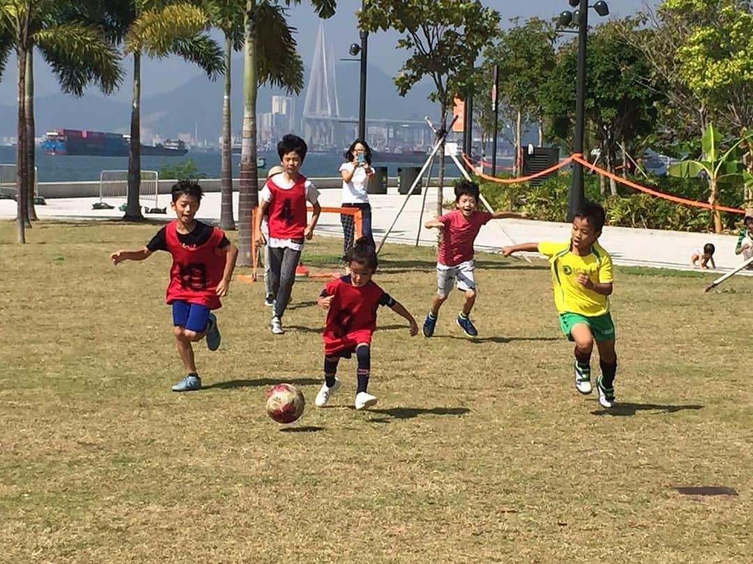 井川祐輔のインスタグラム：「香港滞在記#136  こんな時だからこそ、 サッカーを通じて子供達の心を育み、豊かにすること。 デモの影響で連日学校が休校。 子供達のエネルギー発散の為、即席サッカースクール。 子供達の笑顔は、かけがえのない財産。 No sports No life #香港滞在記#香港#子供 #サッカー #hongkong#hk#kids #soccer #nosortsnolife」