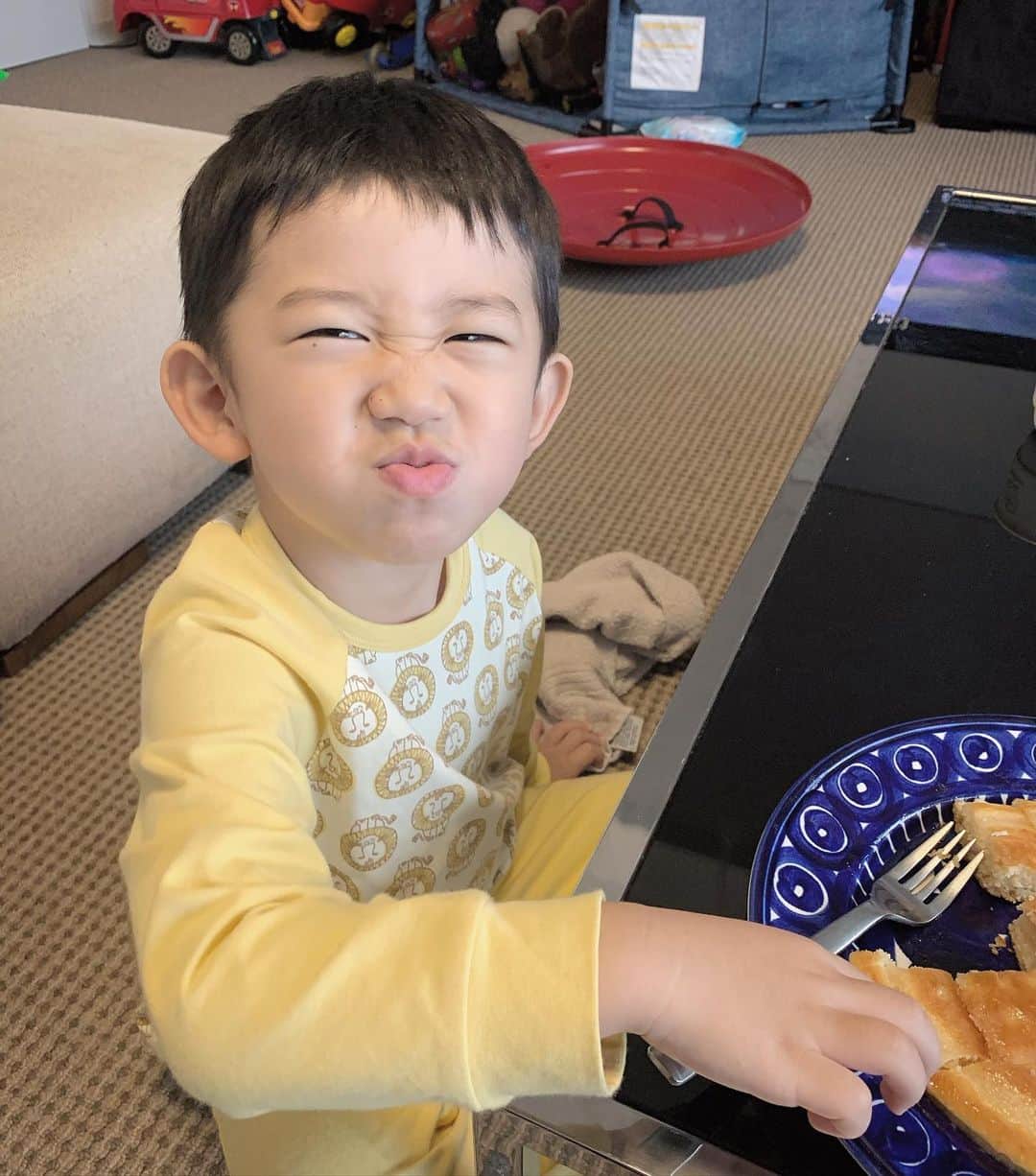 小堀ケネスのインスタグラム：「やっぱり自分で作ったパンケーキは美味しいね😋  Tastes so much better when you cook it yourself!😋 #notdrunk #littledean #chef #pancakes #happykid #ディーン君　 自分で　#パンケーキ　#まいうー  @mariakamiyama」