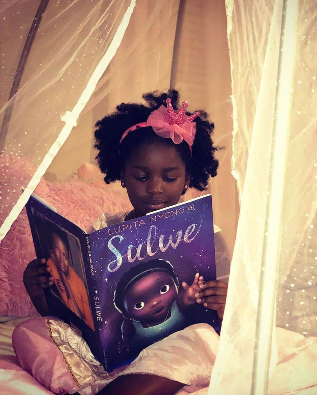 ルピタ・ニョンゴさんのインスタグラム写真 - (ルピタ・ニョンゴInstagram)「Amazon named #Sulwe the Best Children’s Book of 2019 (for readers 3 to 5!), and just like @princessserenitysays, I am so excited! Seeing so many of you (young and old!) wrap your arms around this story means the world to me. ✨✨✨ #BrightnessIsJustWhoYouAre 📚: SulweByLupita.com」11月14日 8時08分 - lupitanyongo