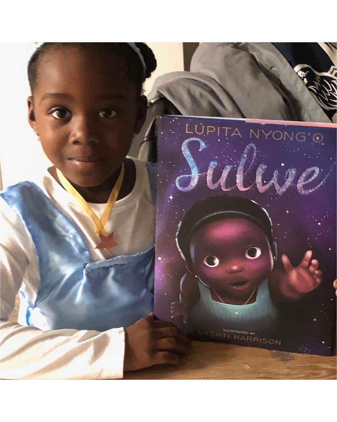 ルピタ・ニョンゴさんのインスタグラム写真 - (ルピタ・ニョンゴInstagram)「Amazon named #Sulwe the Best Children’s Book of 2019 (for readers 3 to 5!), and just like @princessserenitysays, I am so excited! Seeing so many of you (young and old!) wrap your arms around this story means the world to me. ✨✨✨ #BrightnessIsJustWhoYouAre 📚: SulweByLupita.com」11月14日 8時08分 - lupitanyongo