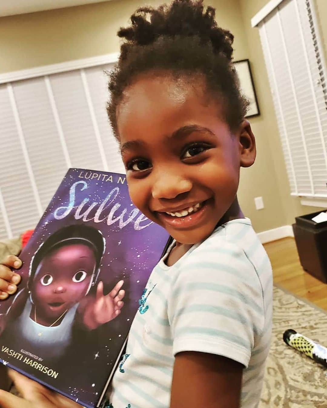 ルピタ・ニョンゴさんのインスタグラム写真 - (ルピタ・ニョンゴInstagram)「Amazon named #Sulwe the Best Children’s Book of 2019 (for readers 3 to 5!), and just like @princessserenitysays, I am so excited! Seeing so many of you (young and old!) wrap your arms around this story means the world to me. ✨✨✨ #BrightnessIsJustWhoYouAre 📚: SulweByLupita.com」11月14日 8時08分 - lupitanyongo