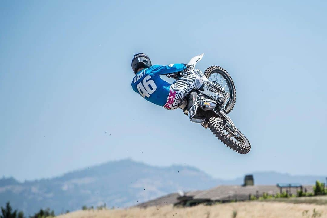 ケアリー・ハートさんのインスタグラム写真 - (ケアリー・ハートInstagram)「Lean with it 👌. @FoxMoto  @Dualigans @giantbicyclesusa @RideDunlop @Guts_Racing_Inc @WorksConnection @Fmf73 @motionpro @Twin_air @GalferUsa @ODIgrips @mactools38 @Motoxtremes  @acerbisusa @GoodRide  @HinsonRacing @KreftMoto」11月14日 8時23分 - hartluck