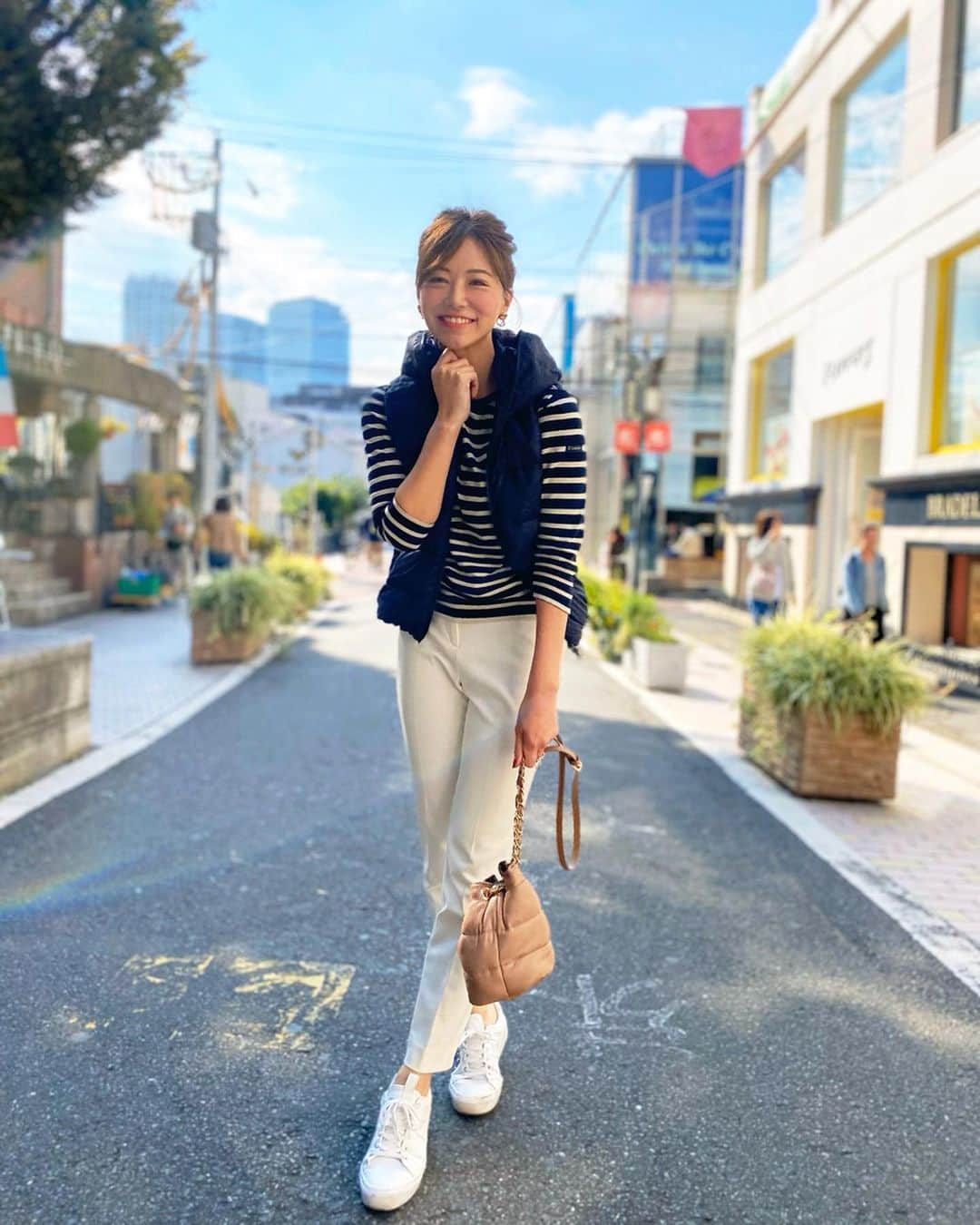 石井里奈さんのインスタグラム写真 - (石井里奈Instagram)「おはよん☀️☺️ . 今朝はこないだの休日コーデ👗 . 最近の休日は、ハマっているゴルフの打ちっぱなしへ⛳️ . 先日ご紹介したお気に入りのプラステのウォームリザーブコレクションのスティックパンツでカジュアルコーデで行ってきたよ❤️ . 美脚に見えるので、ヒールなしでスニーカーでも綺麗に履きこなせるのがうれしい👟 . とっても動きやすいので、スイングも好調でした🙆‍♀️笑 . downvest... @duveticajp  tops... @etretokyo  pants… @plst_official shoes... @massimodutti  bag... @fray_id . 今日も、素敵な一日になりますように💕 . #プラステはいてみた #plst #pr #165cm #プラステ #休日コーデ #白パンツ #パンツコーデ #白パンツ #白パン #ゴルフ女子 #打ちっぱなし #ゴルジョ #golf #ゴルフコーデ #カジュアル #ダウンベスト #ボーダー #ootd #outfit #fashion #プチプラコーデ #今日のコーデ #きょコ #シンプルコーデ #カジュアルコーデ #オシャレさんと繋がりたい #着回しコーデ #スニーカーコーデ #りなまるコーデ」11月14日 8時32分 - ri7tin1025