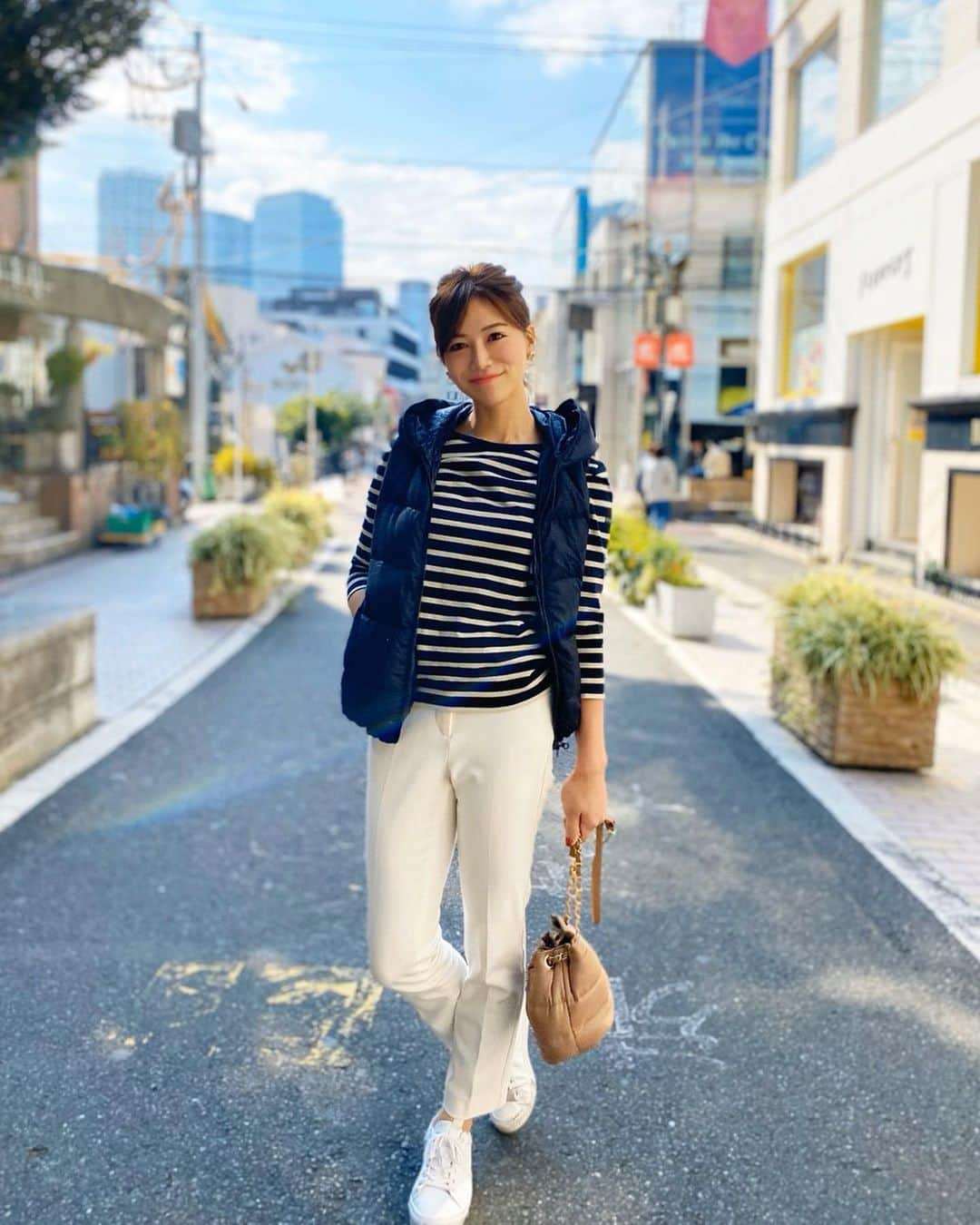 石井里奈さんのインスタグラム写真 - (石井里奈Instagram)「おはよん☀️☺️ . 今朝はこないだの休日コーデ👗 . 最近の休日は、ハマっているゴルフの打ちっぱなしへ⛳️ . 先日ご紹介したお気に入りのプラステのウォームリザーブコレクションのスティックパンツでカジュアルコーデで行ってきたよ❤️ . 美脚に見えるので、ヒールなしでスニーカーでも綺麗に履きこなせるのがうれしい👟 . とっても動きやすいので、スイングも好調でした🙆‍♀️笑 . downvest... @duveticajp  tops... @etretokyo  pants… @plst_official shoes... @massimodutti  bag... @fray_id . 今日も、素敵な一日になりますように💕 . #プラステはいてみた #plst #pr #165cm #プラステ #休日コーデ #白パンツ #パンツコーデ #白パンツ #白パン #ゴルフ女子 #打ちっぱなし #ゴルジョ #golf #ゴルフコーデ #カジュアル #ダウンベスト #ボーダー #ootd #outfit #fashion #プチプラコーデ #今日のコーデ #きょコ #シンプルコーデ #カジュアルコーデ #オシャレさんと繋がりたい #着回しコーデ #スニーカーコーデ #りなまるコーデ」11月14日 8時32分 - ri7tin1025