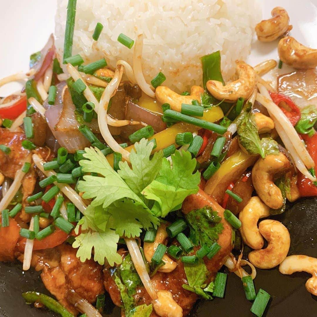 のインスタグラム：「初めての挑戦🥢 タイ風チキンカシュー炒め Cooking Challenge 🥢Thai Chicken Cashew Stir Fry . . . . . . . #caiya #川﨑介椰 #thailand #thaifood #spicy #hot #ginger #instafood #loveit #delucious #gourmet #challenge #yummy  #incredible #superfood #naturalremedies  #heal #transformation #food #cooking」