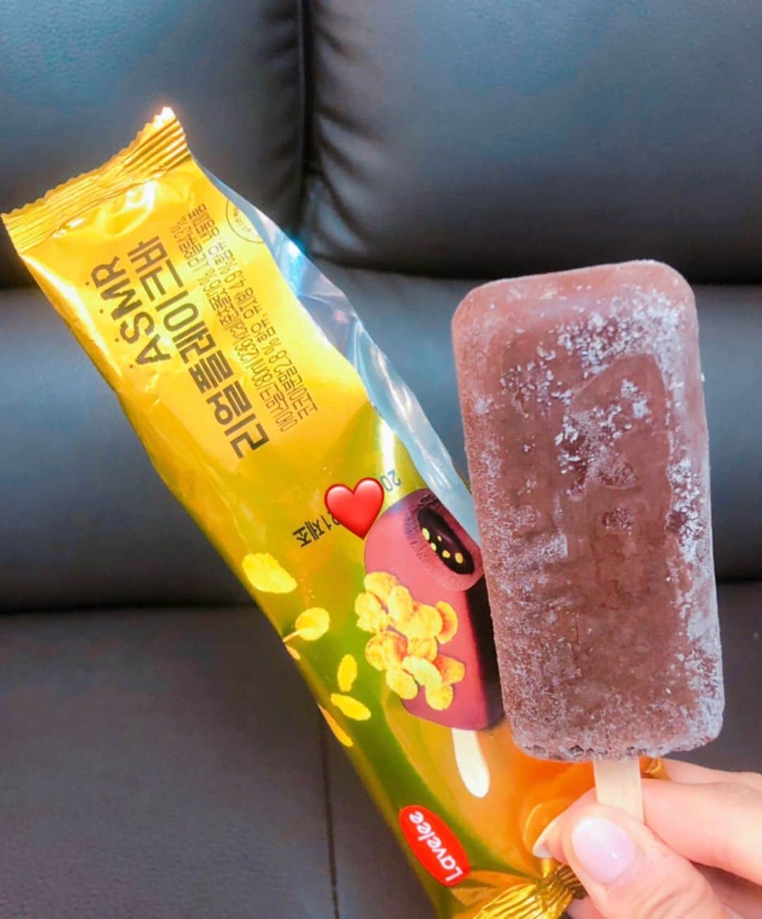 のインスタグラム：「♡ 韓国のコンビニで最近よく見かけるASMR用商品！ このアイスもASMRと書かれたリアルフレークバー💕 チョコの美味しいアイスの中にザクザクフレークが入ってて食べるたびにザクザク音が😳💓💓 アイス自体も二層になってて濃厚美味しかった😍 ♡ #asmrリアルフレークバー #リアルフレークバー #CU #韓国 #韓国コンビニ #韓国モッパン #モッパン #asmr리얼플레이크바 #리얼플레이크바 #씨유 #먹방 #asmr #먹스타그램 #토기모치 #とぎもち #とぎもちkorea #토기모치mukbang #먹방 #유튜버 #유튜브」