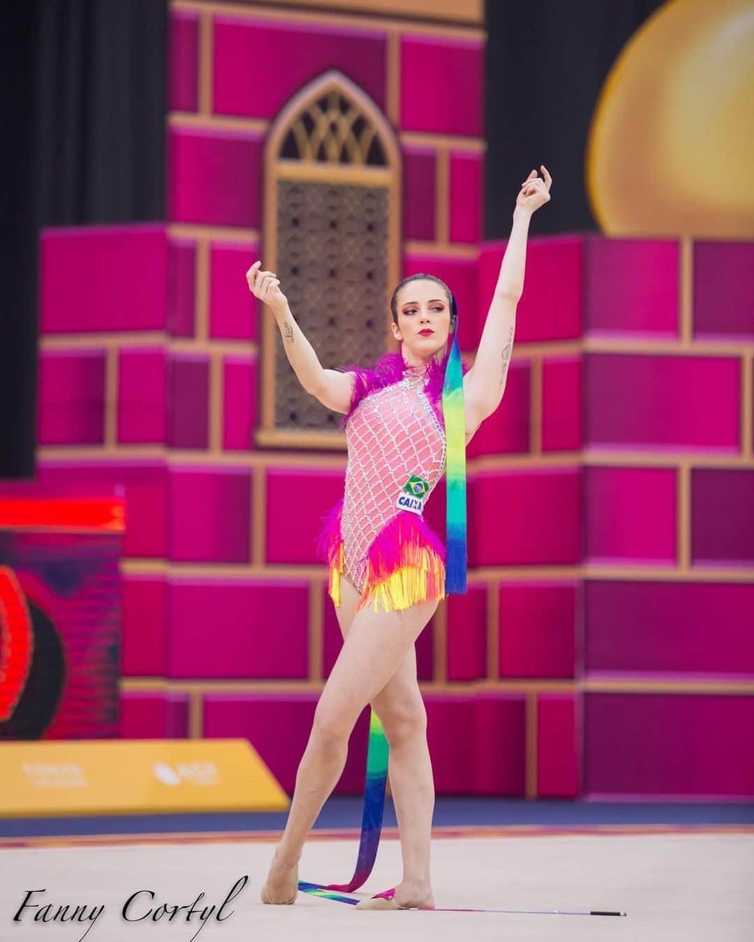 ナターリア・ガウジオのインスタグラム：「Viver não é esperar a tempestade passar. É aprender a dançar na chuva... 🙏🏻✨🥰💃🏼💪🏻🤸🏼‍♀️💖 #love #rhythmicgymnastics #dance #ribbon #gymnast #pink #mylife #competition #worldchampionships #baku」