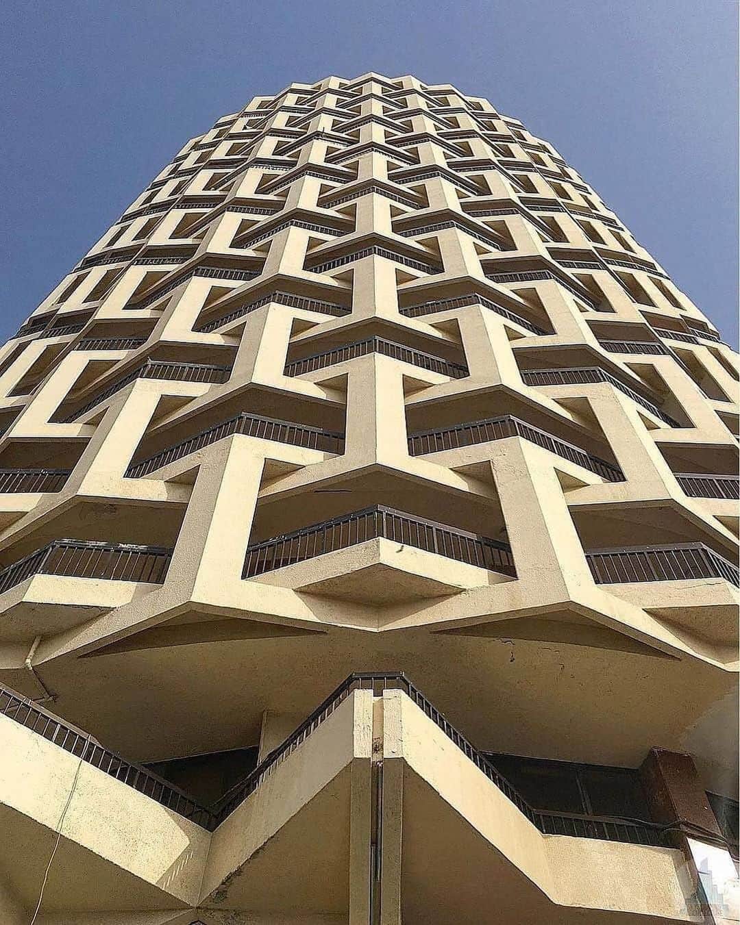 Inspirationさんのインスタグラム写真 - (InspirationInstagram)「Esse é o Interlacing of Al Ibrahimi Tower. Um edifícil que passa a sensação de que as sacadas estão se entrelaçando. #decorcriative #decoreinteriores. Follow @decoreinteriores. __________________ Designed by Farouk El Gohari. 📍Abu Dhabi, UAE. 􏰀Eugenia Lopez Reus.」11月14日 8時54分 - decorcriative