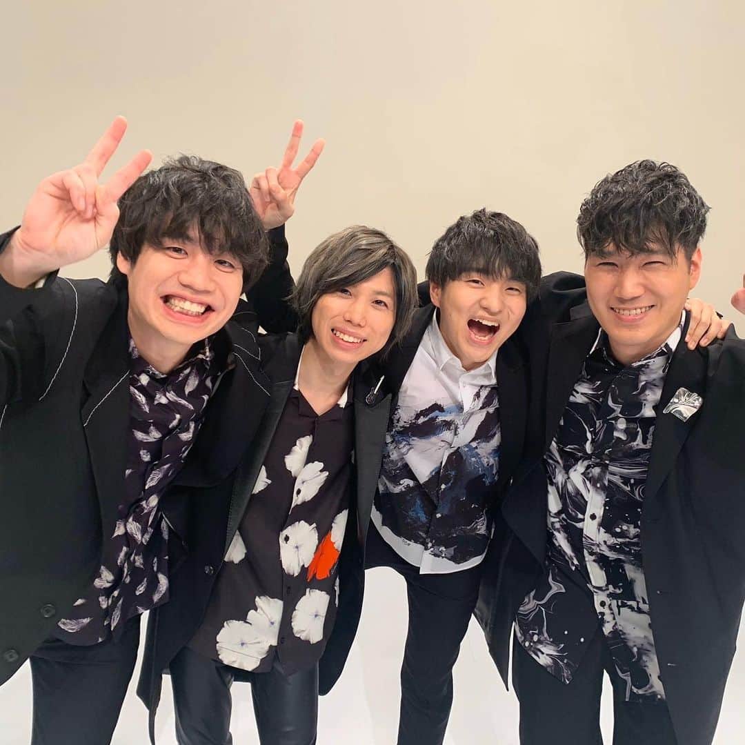 のインスタグラム：「紅白歌合戦、決定しました。 ありがとうございます。 大きな目標の１つが叶うのは本当に嬉しい。  初出場ですが、これから何度も出場させてもらえるくらい、何年も何年も良い音楽を作って、届けて、ファンと一緒に歳をとっていくという一生終わらせたくない、終わらせるつもりのない夢のスタートラインに立てたような思いです。  改めて ここまで本当にありがとうございます。 そしてこれからもよろしくお願いします！」