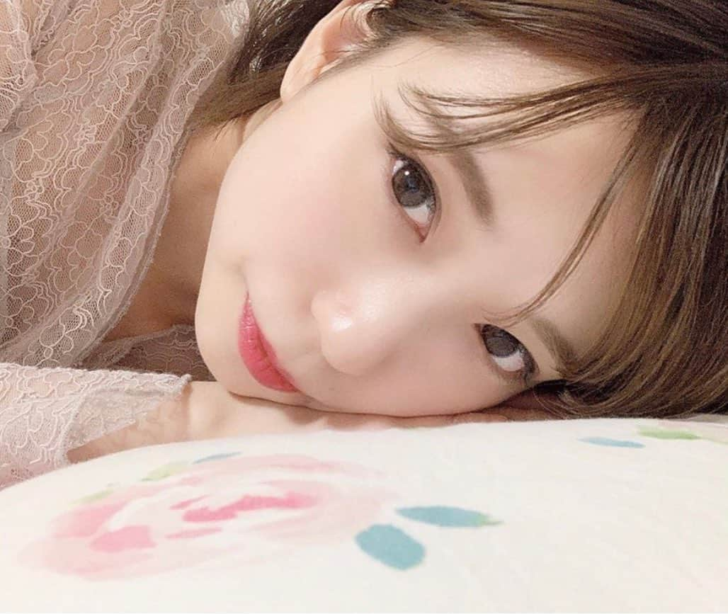 天使と女神のハーフさんのインスタグラム写真 - (天使と女神のハーフInstagram)「今回ご紹介させて頂くのは…🤩 ﻿﻿. . shioriさん《 @shi__chann 》です❣ . . リラックスした姿にこちらも癒されます❤️ . . shioriさん《 @shi__chann 》 素敵な投稿ありがとうございました💋﻿﻿ ﻿﻿ . まだまだshioriさんのインスタには﻿﻿ たくさん素敵な投稿ございます！ ﻿ . . ぜひ、覗いてみてください 💁🏽‍♀️❤️ ﻿﻿ ﻿﻿ ﻿﻿ . ☆★☆★☆★☆★☆★☆★☆★☆★﻿﻿ ﻿﻿ . 名前の通り﻿﻿ 天使と女神のハーフのような﻿﻿ 美しさをもつ女性を﻿﻿ 沢山ご紹介していきます 🥰❤ . ️﻿﻿ ﻿﻿ 掲載ご希望の方は﻿﻿ ﻿﻿ @tenshi_to_megami と #天使と女神のハーフ ﻿﻿ ﻿﻿ をタグ付けしてください 💁‍♀️💞 ﻿﻿ ﻿﻿ . ★☆★☆★☆★☆★☆★☆★☆★☆ . . ﻿﻿ ﻿﻿ #美人 #美女 #美肌 #かわいい﻿﻿ #モデル #コスメ  #ファッション﻿﻿ #女子力  #美意識 #美意識向上 ﻿﻿ #ブランド #ヘアカラー #スタイル﻿﻿ #お灑落さんと繋がりたい ﻿﻿ #ロングヘア #前髪 #ヘアスタイル ﻿﻿ #タピオカ #寫真 #フォローバック ﻿﻿ #カメラ女子 #セルフィー ﻿﻿ #カメラ好きな人と繋がりたい ﻿﻿ #bayflow #サロモ #サロンモデル﻿ #美容 #ダイエット #アパレル」11月14日 19時56分 - tenshi_to_megami