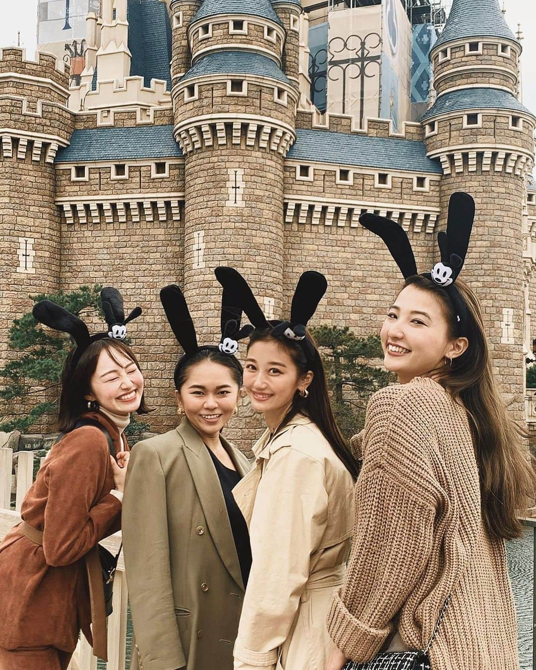 Icumi Oohamaさんのインスタグラム写真 - (Icumi OohamaInstagram)「🐭❤︎❤︎❤︎❤︎. . 先月のお話☺︎. Hedy girlsでディズニーランドへ行ってきました♡. 大人だけで行くのなんて久々だからウキウキで. みんなでお揃いの耳つけたり〜♪. ハロウィン時期だったのでハロウィン仕様の. 可愛いハンバーグを食べたり〜♪. . そしてっ！！！. 私プーさんファンになっちゃいました笑❤︎. 最後の動画絶対みてほしいです‼︎. 居なくなってからのパッ♡がたまらんのです😆. 母性爆発♡♡. . 大人だけでたっぷり楽しんじゃったけど、KATEくんに後ろめたい気持ちになっちゃったから次は子連れディズニーだね♪」11月14日 20時01分 - icumi___