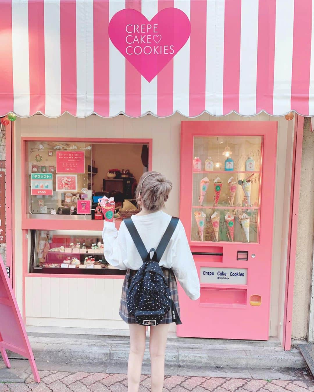 エリンコさんのインスタグラム写真 - (エリンコInstagram)「🍦 . 可愛いクレープ屋さんっ💓 @toynobox . カジュアルコーデ @tgy_tokyo 🎀 . リュックはこれから発売するよっ💓 楽しみにしててね😍💓💓💓 . いっぱい入るし軽くて可愛いくて かなりの自信作っっ🙈🍒 @pinkhouse_press で私がデザインさせてもらったシリーズだよ💓 . また発売日がきまったらお知らせするね🥺💕 . #カジュアルコーデ #クレープ屋さん #クレープ #お団子ヘア #カチューシャ #fashion #pinkhouse #ピンクハウス  #リュック #リュック女子 #えりんコーデ #えりんこヘアアレンジ #えりんこカフェ巡り」11月14日 20時02分 - erinko0315