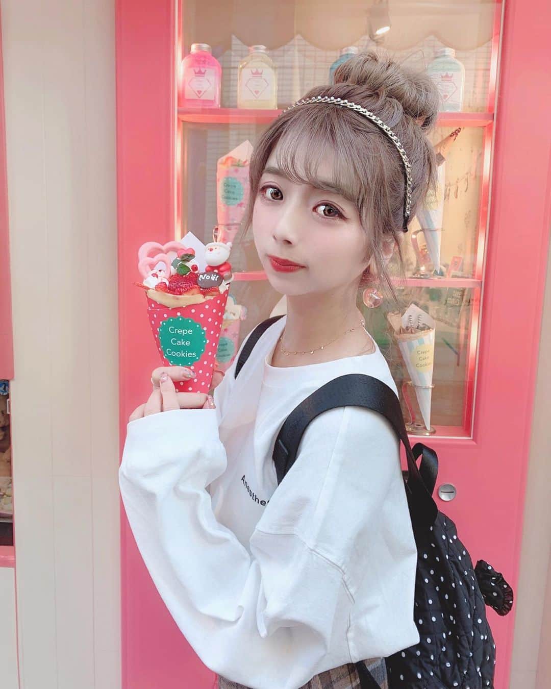 のインスタグラム：「🍦 . 可愛いクレープ屋さんっ💓 @toynobox . カジュアルコーデ @tgy_tokyo 🎀 . リュックはこれから発売するよっ💓 楽しみにしててね😍💓💓💓 . いっぱい入るし軽くて可愛いくて かなりの自信作っっ🙈🍒 @pinkhouse_press で私がデザインさせてもらったシリーズだよ💓 . また発売日がきまったらお知らせするね🥺💕 . #カジュアルコーデ #クレープ屋さん #クレープ #お団子ヘア #カチューシャ #fashion #pinkhouse #ピンクハウス  #リュック #リュック女子 #えりんコーデ #えりんこヘアアレンジ #えりんこカフェ巡り」
