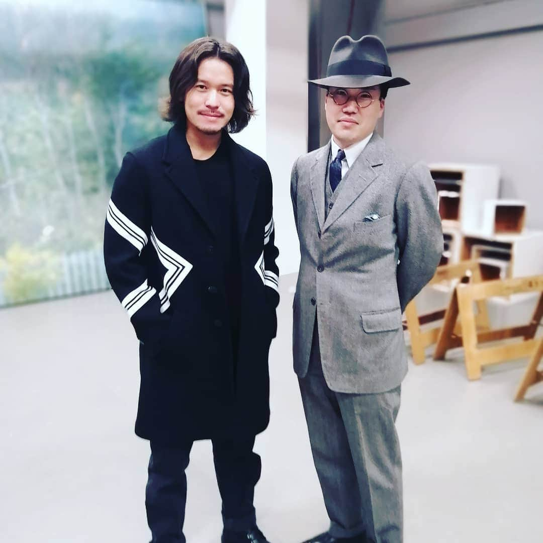 FORZA STYLE 編集部さんのインスタグラム写真 - (FORZA STYLE 編集部Instagram)「赤峰さんの書生、あらわる！  #サトシーノ #書生#スーツ#forzastyle #イギリスファッション#クラシックスーツ#テーラードスーツ#ハット#メンズファッション#干場義雅」11月14日 18時32分 - forzastylecom