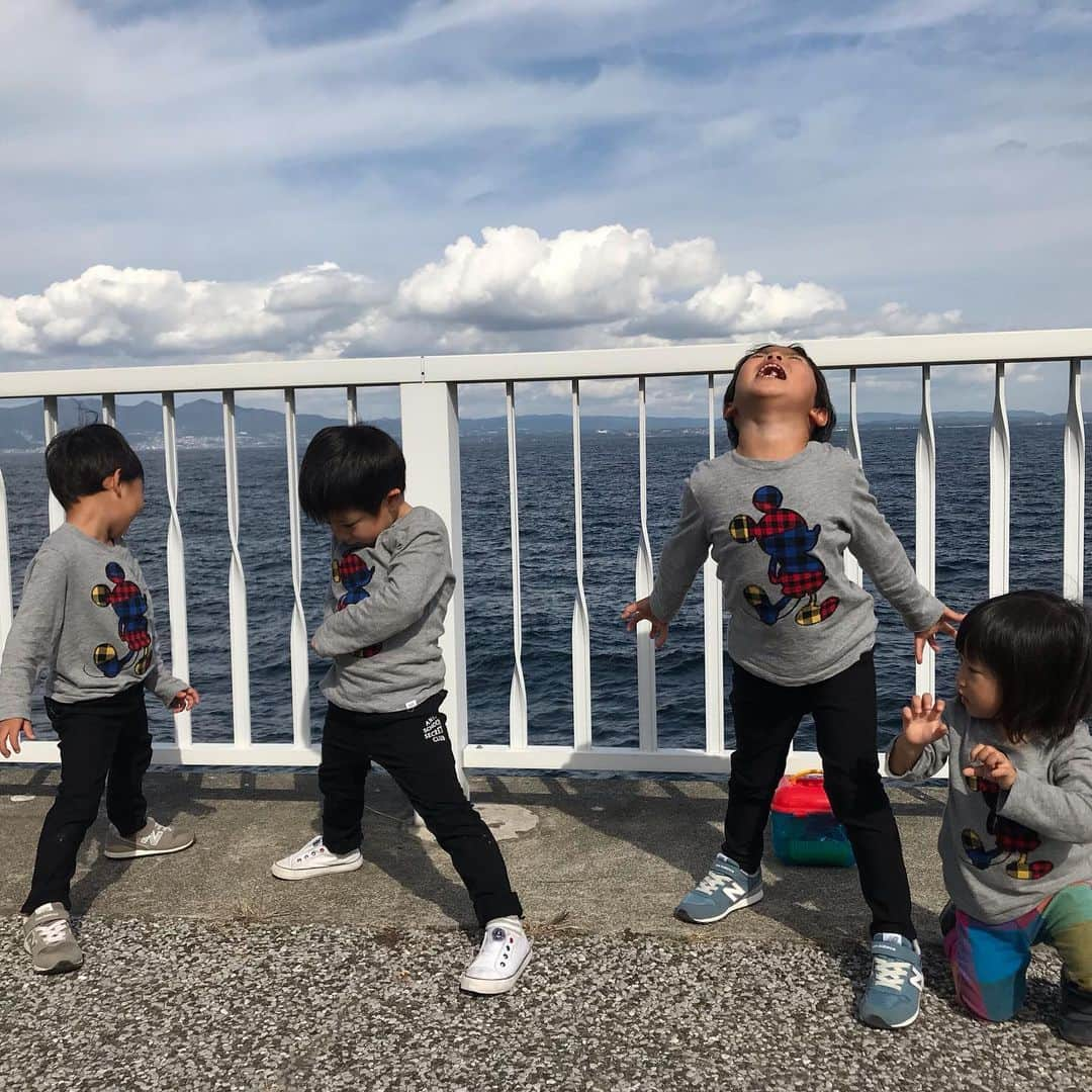 潮田玲子さんのインスタグラム写真 - (潮田玲子Instagram)「旅行2日目。 たのしみにしていた大分別府温泉へ。 見晴らしの良い場所で、カメラ向けると様々なポージング… 何かに変身してるようです😀☝️ どこに行っても仲良しなチビ達。 どこに行っても走り回ってます😅  #大分県 #別府市 #いとこ兄妹 #仲良しすぎて #すごいエネルギー #喧嘩もするけど😅 #家族ってすごいね」11月14日 18時33分 - reikoshiota_official