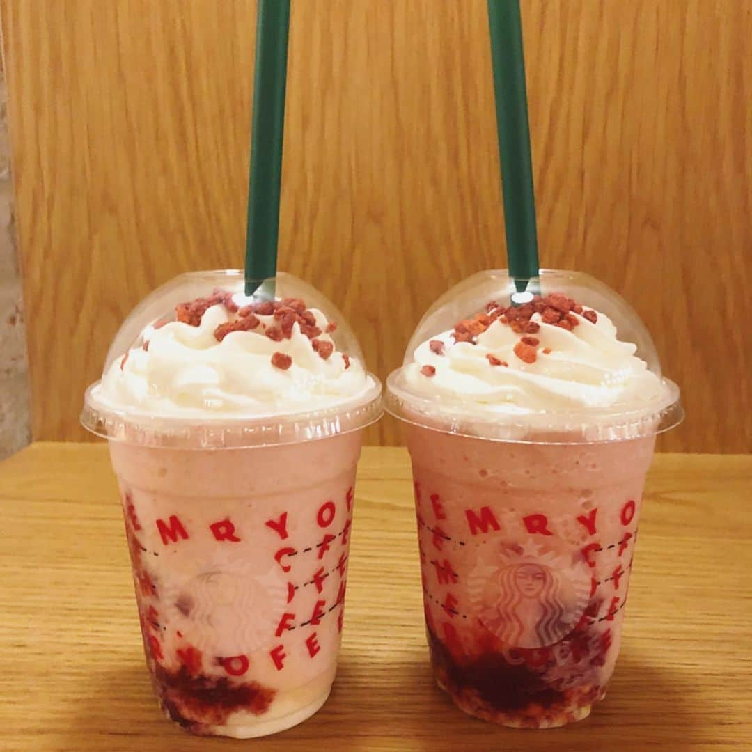 立花このみさんのインスタグラム写真 - (立花このみInstagram)「. やっと飲めた ストロベリーフラペチーノ🍓 ⏩⏩⏩swipe 甥っ子たんに フラペチーノ狙われてる と思いきや ストローを狙ってて この日1日ストローで 遊んでご機嫌でした👼💖 . . #スタバ #スタバ新作 #ストロベリーフラペチーノ #starbucksjapan #xmas #strawberry #baby #甥っ子 #ドナルド #disney #ディズニーコーデ #ドナルドコーデ #instagood #instalike #followme」11月14日 18時33分 - avilla_konomi