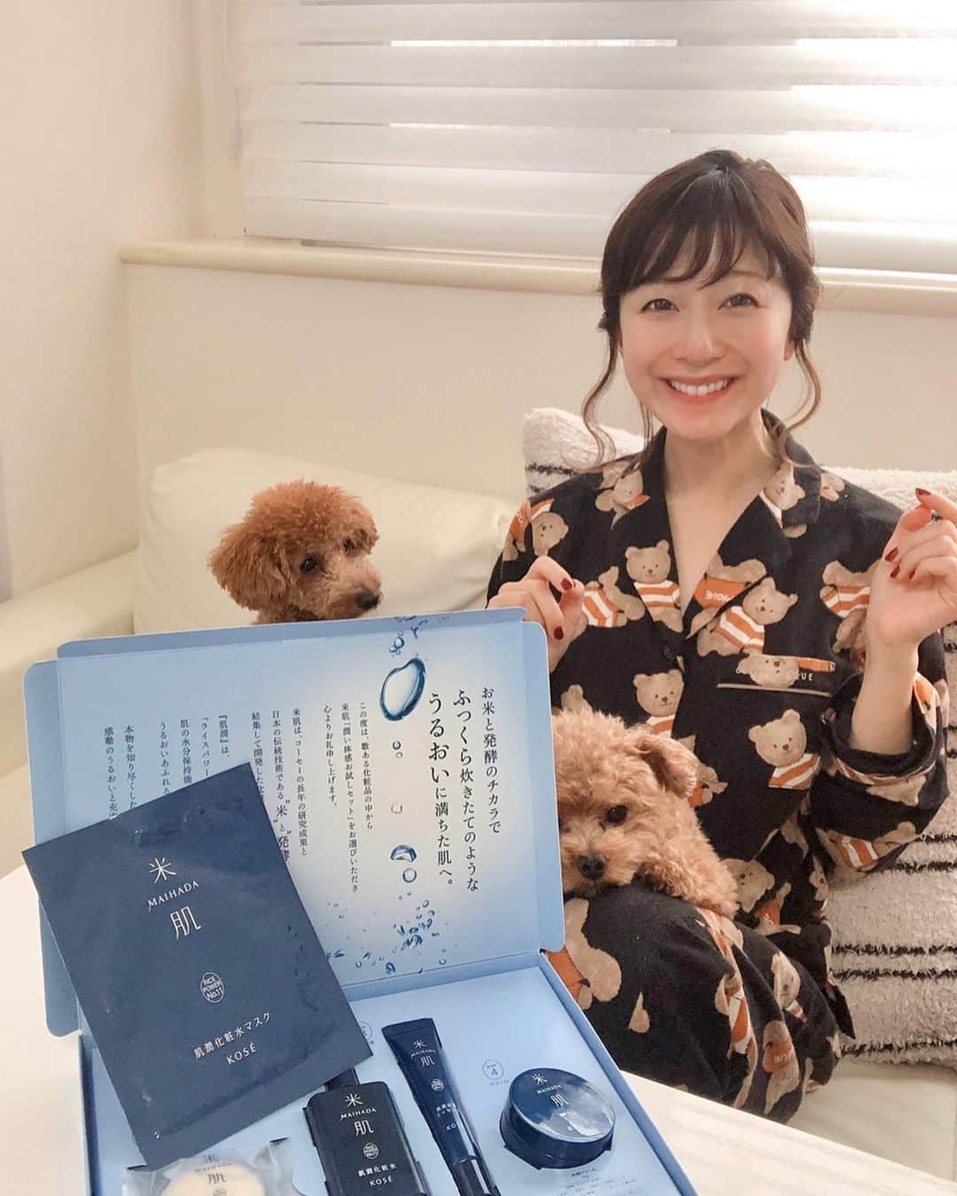 水野佐彩さんのインスタグラム写真 - (水野佐彩Instagram)「・ andGIRLのタイアップ撮影で使った米肌❤️ 再びトライアルセットをいただき また2週間使ってみてるよ☺️💕💕 温泉にもこちらを持参しました🧖🏼‍♀️♨️ 化粧水はとろみが少しあるタイプで 肌にグーンと浸透。 バシャバシャ使いの水っぽさと とろみ重視の間くらいなので 私は使いやすかったです✨✨ 美容液も伸びが良くて肌がもちもちに。 そしてクリームがとてもよかった！ かなりの高保湿だと感じたんだけど 全くベタつかなくて。 この上からメイクしてもファンデの邪魔をしないので 朝もしっかり保湿できたのが私は大きいかな。 この冬、乾燥が気になる人にぜひ使ってほしい☃️ 意外とニキビの原因も乾燥だったりするし シワのことを考えても　保湿はしすぎるくらいで🙆🏻‍♀️🙆🏻‍♀️ 洗顔とパックも使うの楽しみ。 2週間のトライアルキットが 1389円はかなり安いと思うので 気になった方はストーリーからチェックしてみてね💁🏻‍♀️❤️ #andgirl #米肌 #スキンケア #トライアルキット #保湿 #高保湿 #冬のスキンケア」11月14日 18時33分 - saaya_mizuno