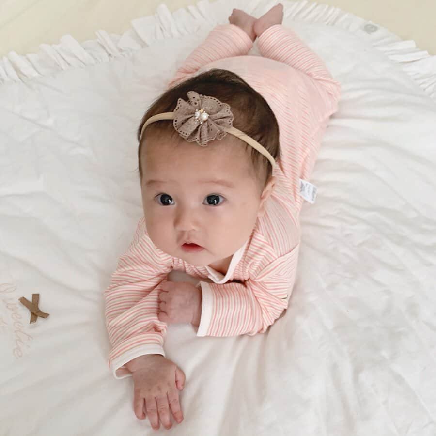 のインスタグラム：「首がすわる頃の赤ちゃんの秋冬インナー、カバーオール肌着。  着脱しやすい前開きタイプなのでお着替えも簡単。天然コットン100％使用した、優しい肌ざわりです。  生地表面には、接触したウイルスを99％以上感染できない状態にし、その働きを抑制する、抗菌抗ウイルス加工「ピュアベール」が施されています。大切な赤ちゃんへぜひ選んであげたいアイテムです。 【生後4ヶ月 女の子】  #mikihouse #babywear #baby #ミキハウス #ベビーウェア #カバーオール #綿100パーセント #うつぶせ練習 #寝返り記念日 #男の子ママ #女の子ママ #赤ちゃんのいる生活 #マタニティ #新米ママ #育児中」